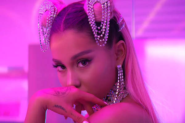 Znalezione obrazy dla zapytania: ariana grande 7 rings 600x400